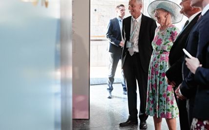 В цветочном платье цвета бирюзы: 78-летняя датская королева Маргрете II сходила на выставку