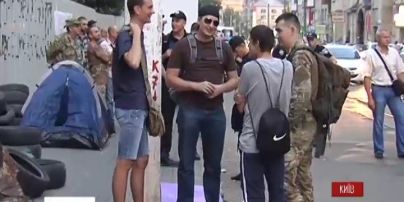 Правоохранители вынуждены были создавать коридор, чтобы вывести работников "Интера" из здания