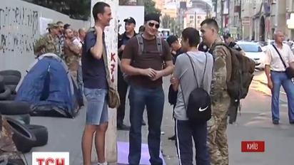Правоохоронці мусили створювати коридор, щоб вивести працівників "Інтера" з будівлі