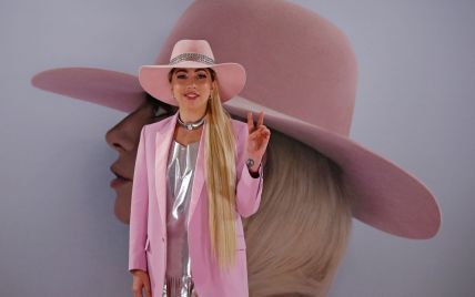 В розовом жакете и серебряном платье: Леди Гага покорила японцев элегантным образом