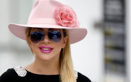В гламурной шляпе и с обнаженной спиной: Леди Гага в роскошном образе прибыла в аэропорт Токио