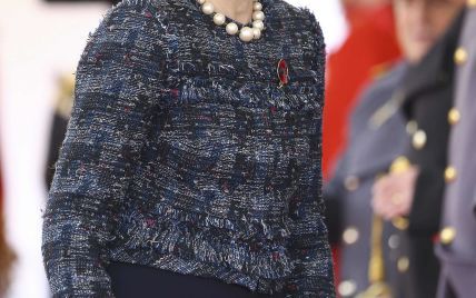 В экстравагантной шляпке и старых туфлях: премьер-министр Великобритании на встрече с Елизаветой II