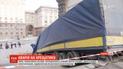 Фура, завантажена цеглою, перевернулася в центрі столиці