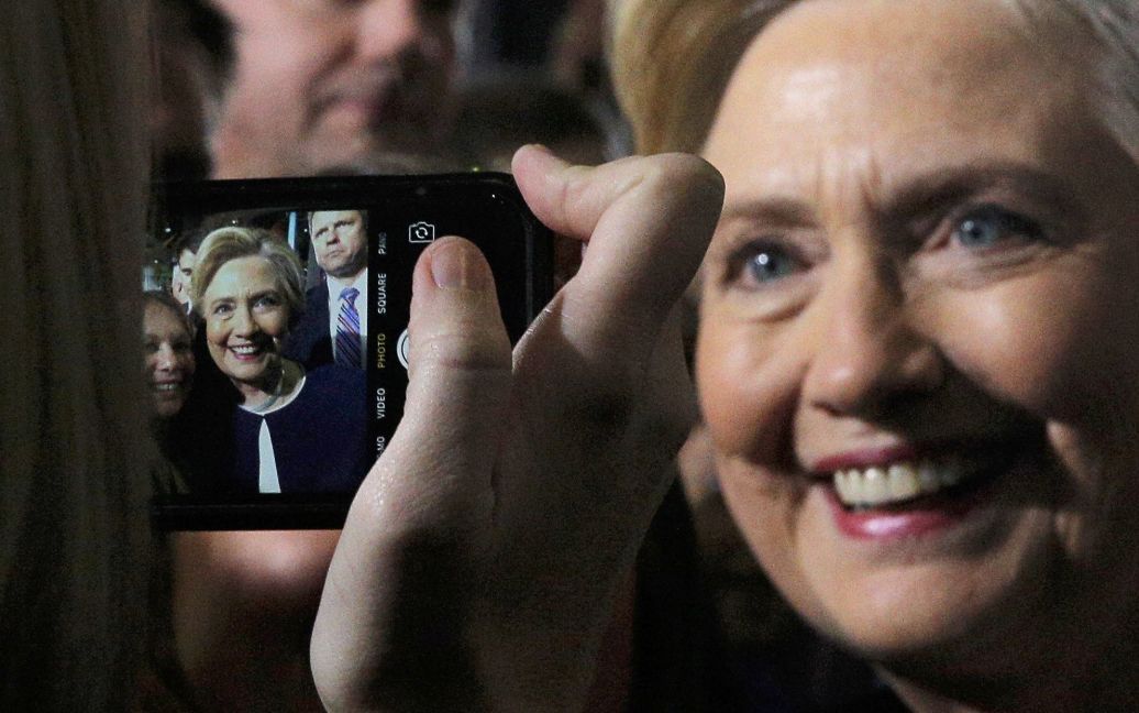 Кандидат у президенти США Гілларі Клінтон позує фотографу зі своїми прихильниками на передвиборному мітингу в Піттсбурзі, штат Пенсільванія, США. / © Reuters