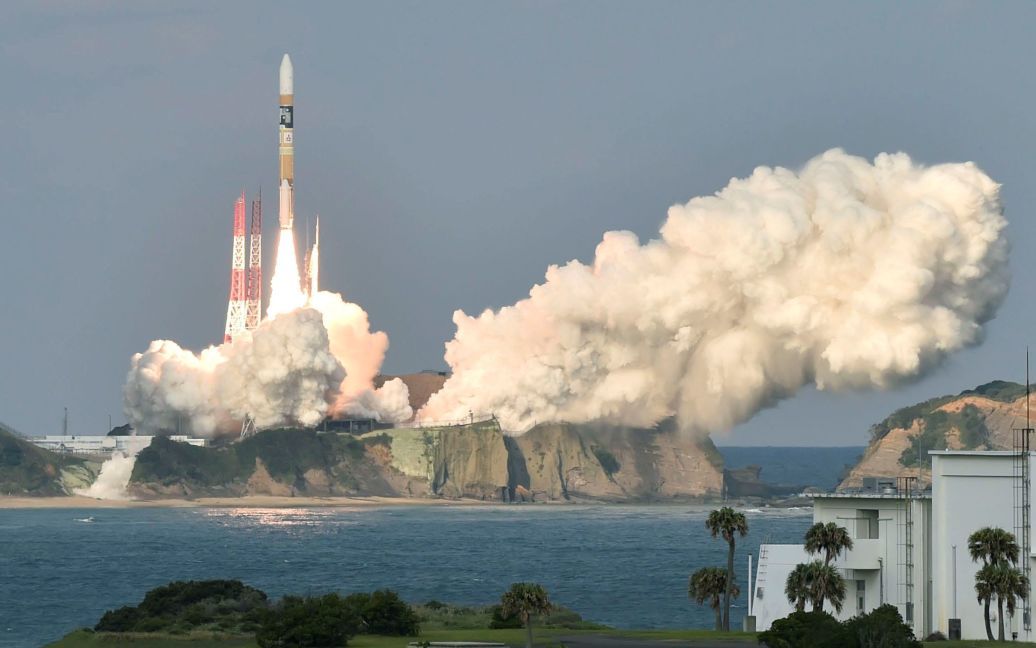 Ракета Н-2А, яка несе новий метеорологічний супутник "Хімаварі-9"Японського метеорологічного агентства, злітає у Космічному центрі Танегасіма, префектура Кагосіма, Японія. / © Reuters