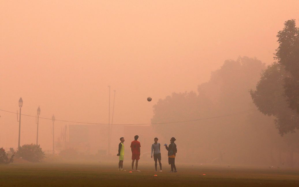 Хлопчики грають у футбол у міському парку в Нью-Делі, Індія. / © Reuters