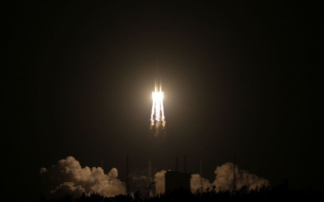 Ракета-носитель Long March 5 запускается из космического центра в городе Вэньчан провинции Хайнань, Китай. / © Reuters
