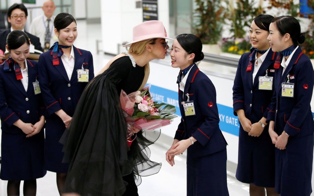 Співачка Леді Гага цілує співробітників &ldquo;Japan Airlines&rdquo; після її прибуття в міжнародний аеропорт &ldquo;Наріта&rdquo;, Японія. / © Reuters