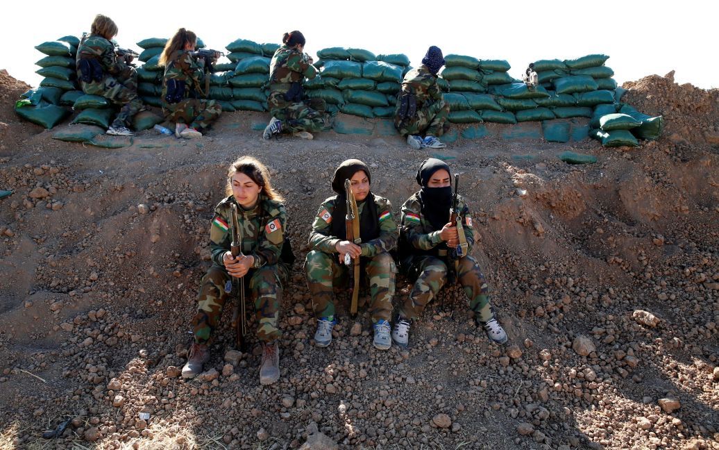 Иранско-курдские военные-женщины держат свое оружие во время боя с боевиками &ldquo;Исламского государства&rdquo; недалеко от Мосула, Ирак. / © Reuters
