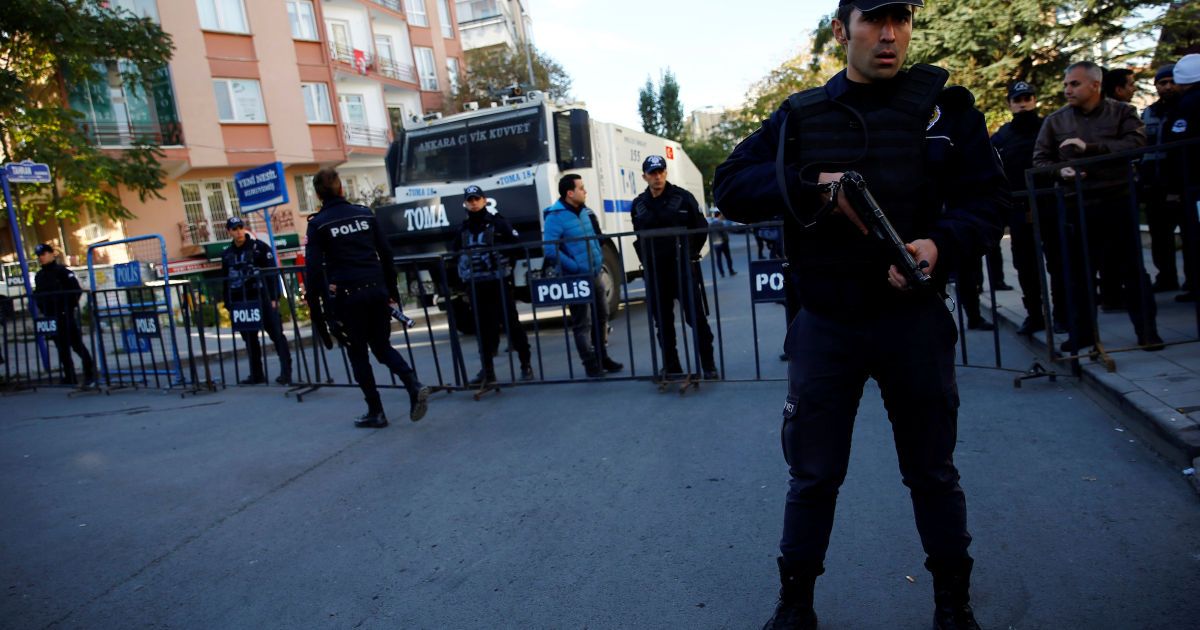 Стало известно, кто совершил теракт возле полицейского участка в Турции