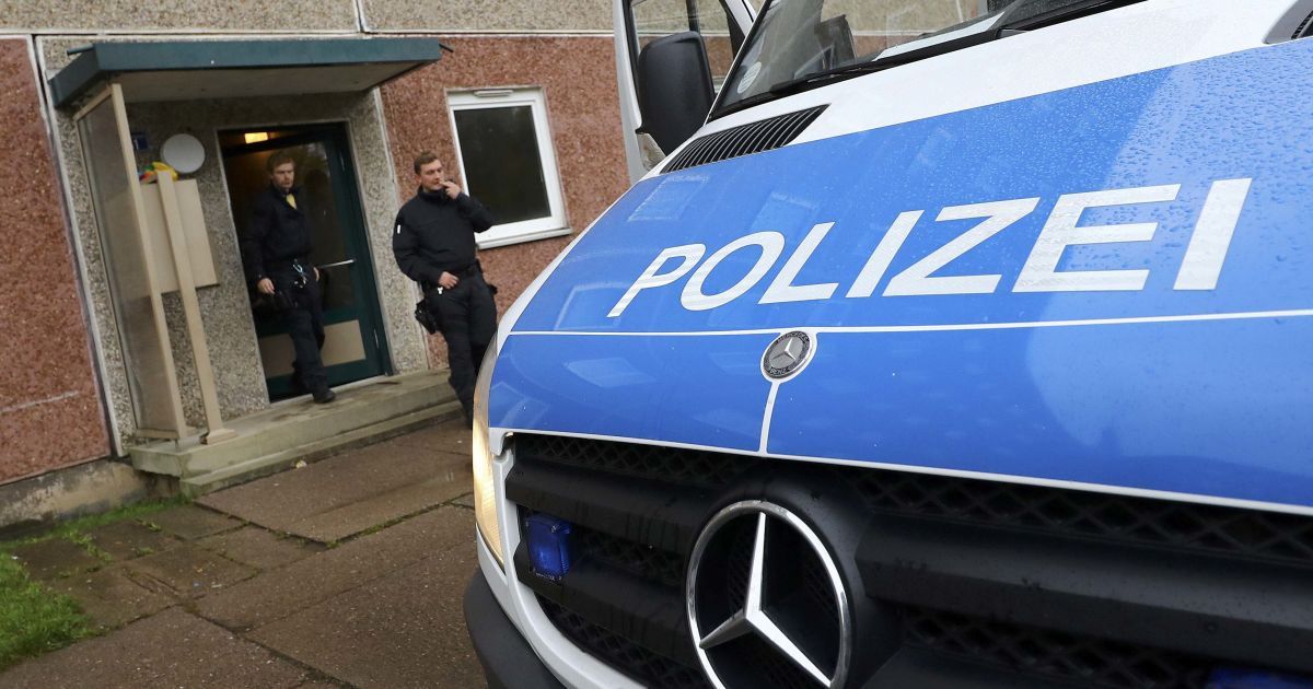 На вокзале в немецком Дюссельдорфе мужчина с топором напал на людей