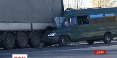 В Днепре заполненная маршрутка въехала в грузовик: десять человек пострадали