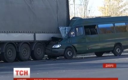 В Днепре заполненная маршрутка въехала в грузовик: десять человек пострадали