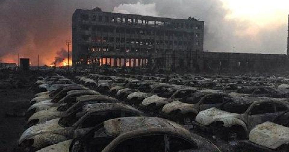 Огонь уничтожил около тысячи новых машин Renault. / © twitter.com/shanghaiist