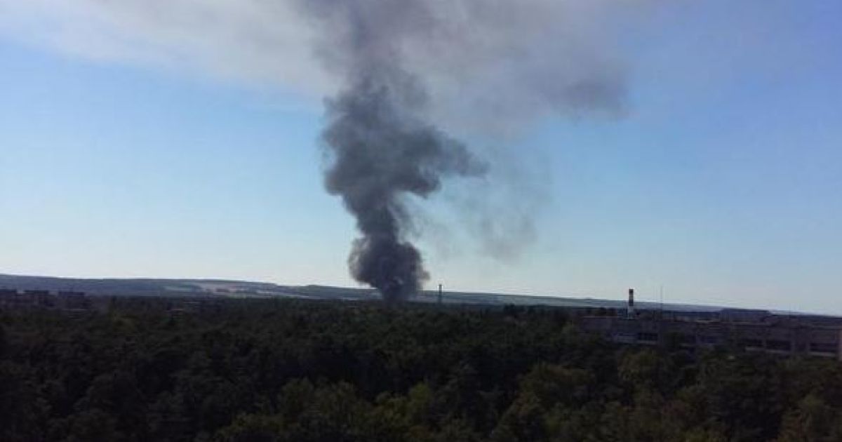 Столб дыма поднимался над зданием