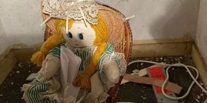 "Я вбила попередніх власників": чоловік знайшов у стіні свого будинку ляльку з моторошною запискою