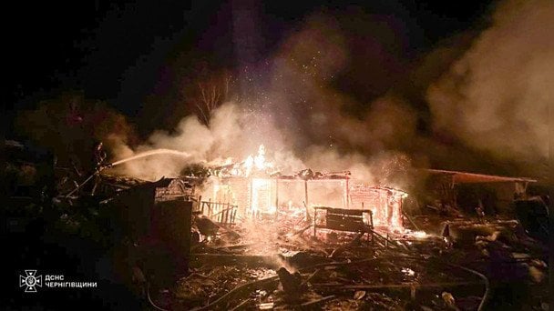 Росія вдарила по житлових будинках на Чернігівщині. / © ДСНС