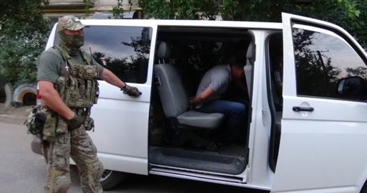 СБУшники задержали "на горячем" двух высокопоставленных чиновников-взяточников миграционной службы