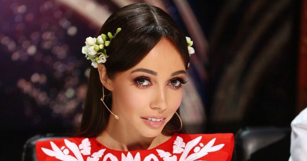 Катерина кухар у стильній сукні заспівала композицію ірини білик