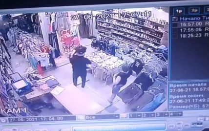 Бил по голове и сломал нос: мужчина, избивший свою бывшую в магазине Запорожья, получил срок