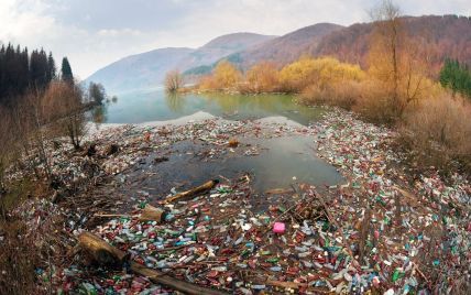 Пробки из пластика: закарпатские реки заполняются мусором, который некуда вывезти