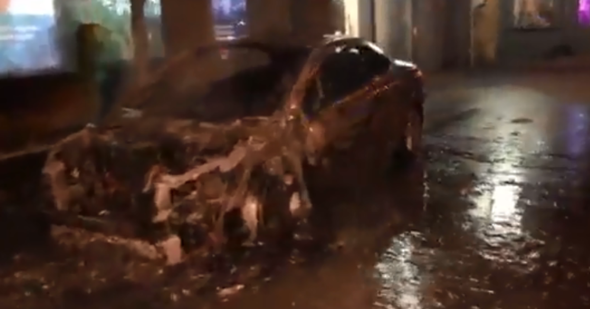 В Киеве сгорело припаркованное под домом авто. Огонь повредил соседние банк и балконы квартир