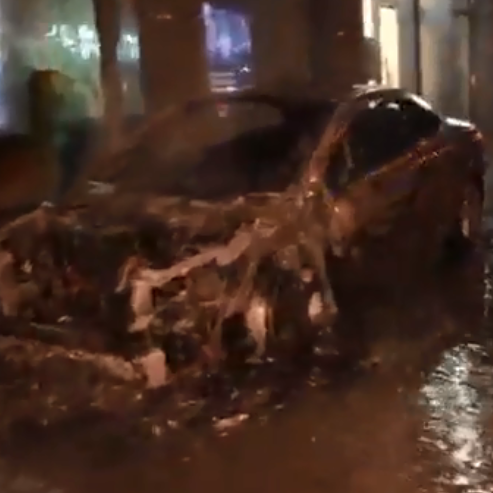 У Києві згоріло припарковане під будинком авто. Вогонь пошкодив сусідні банк та балкони квартир