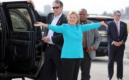 Хиллари Клинтон в голубом жакете угостила журналистов тортом на борту самолета