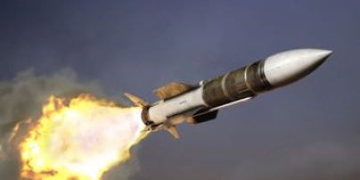 Вибухи у Києві: уламки російських ракет впали на будинки