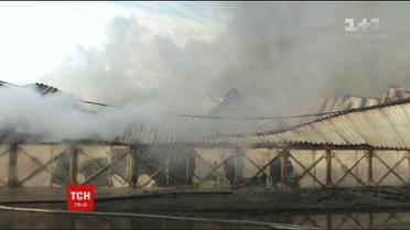 На Київщині сталася масштабна пожежа на складах з побутовою хімією