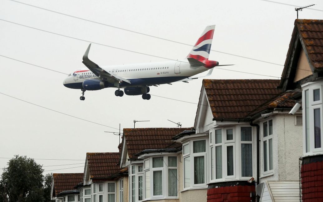 Самолет идет на посадку в аэропорту Хитроу на западе Лондона, Великобритания. / © Reuters