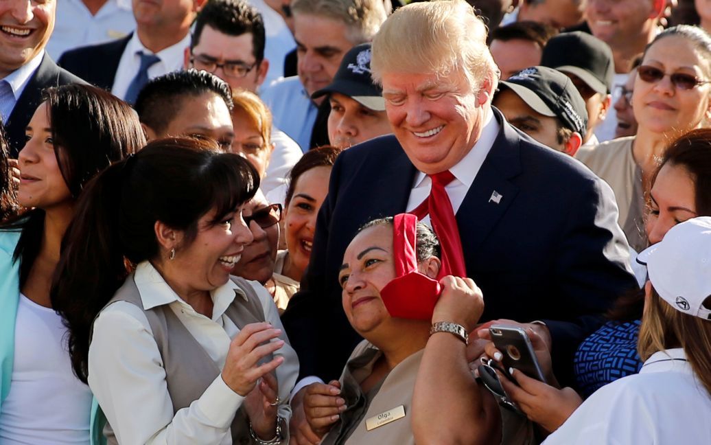 Республиканский кандидат в президенты США Дональд Трамп позирует для фото после встречи со своими сотрудниками в его голь-клубе Trump National Doral в Майами, Флорида, США. / © Reuters