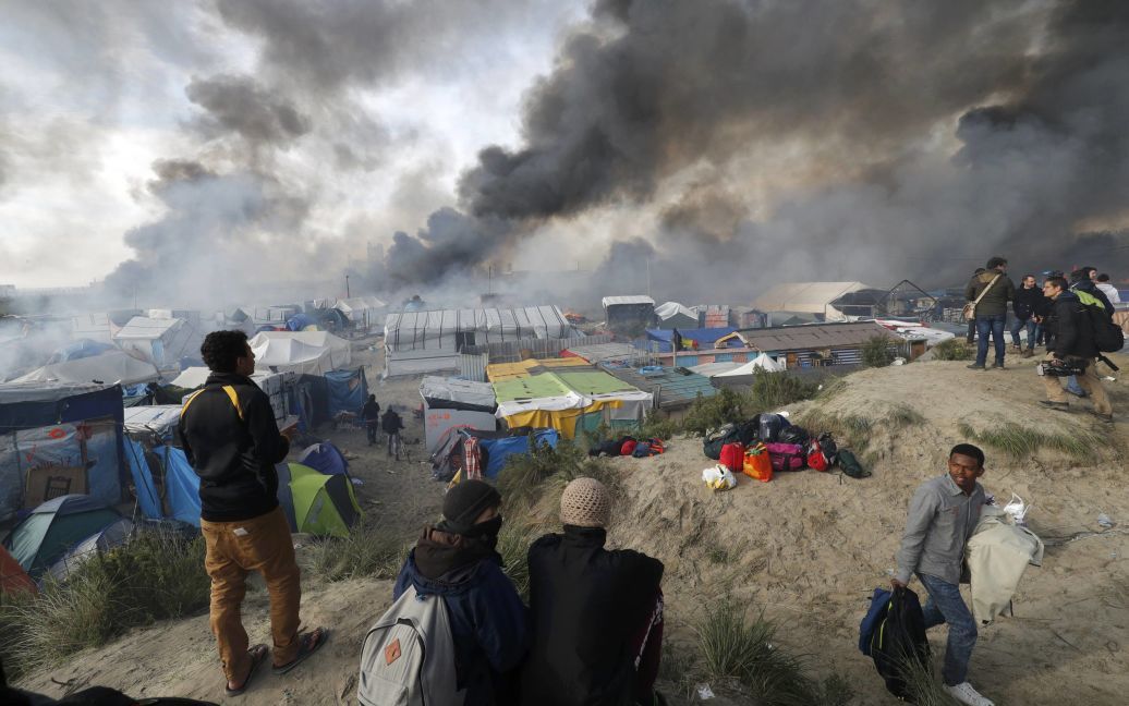 Дим від табору біженців &ldquo;Джунглі&rdquo; у Кале піднімається в небо на третій день евакуації і передачі мігрантів у прийомні центри у Франції. / © Reuters