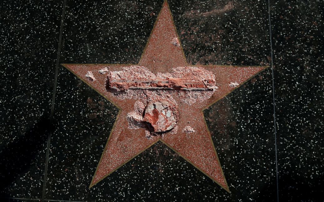 Звезда Дональда Трампа на Голливудской аллее славы после того, как она была разбита неизвестными вандалами, Лос-Анджелес, США. / © Reuters