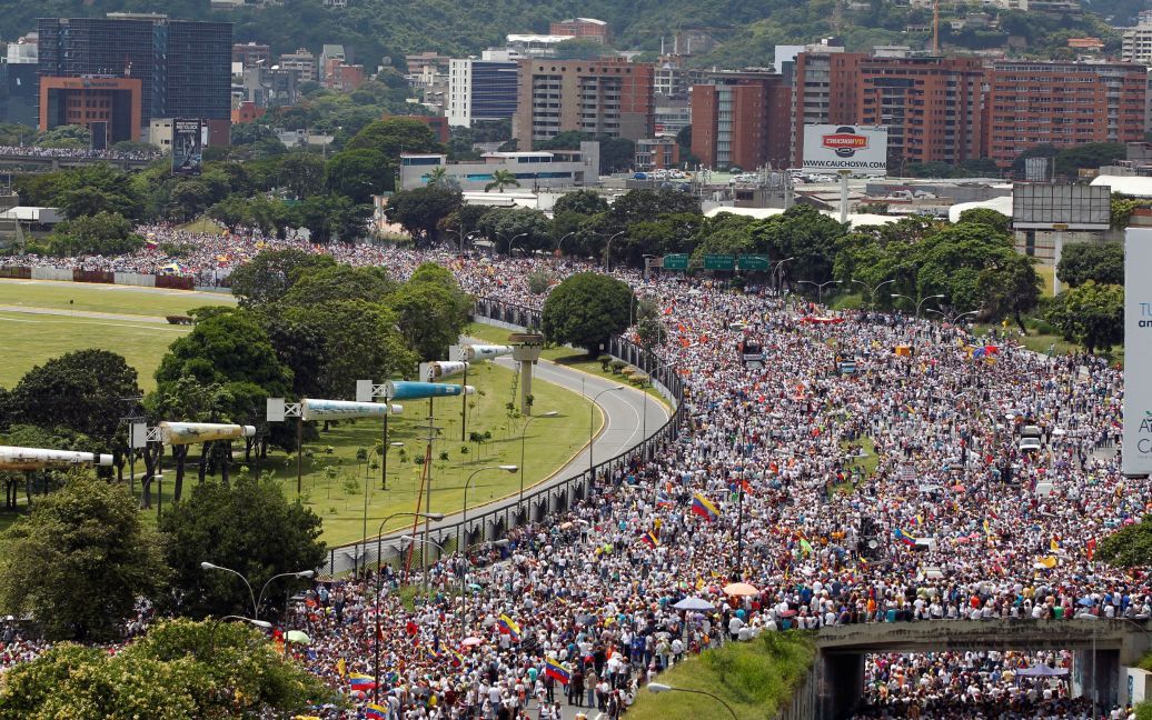 Сторонники оппозиции принимают участие в митинге против президента Венесуэлы Николаса Мадуро в Каракасе, Венесуэла. Парламент страны инициировал импичмент Мадуро. / © Reuters