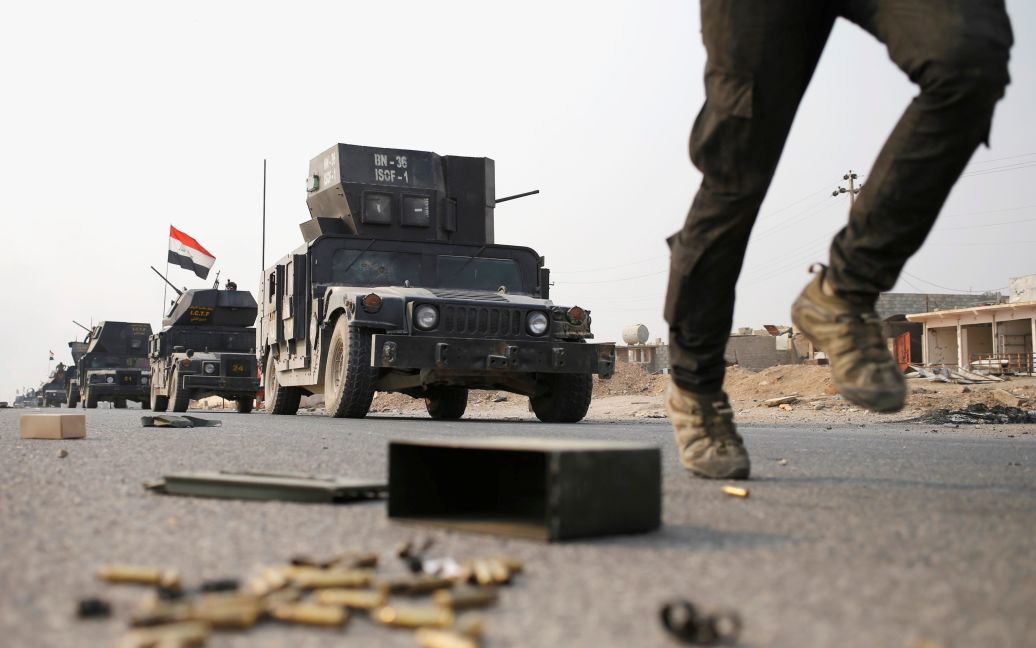 Бойцы иракского спецназа на бронетехнике едут по дороге возле Мосула, Ирак. / © Reuters