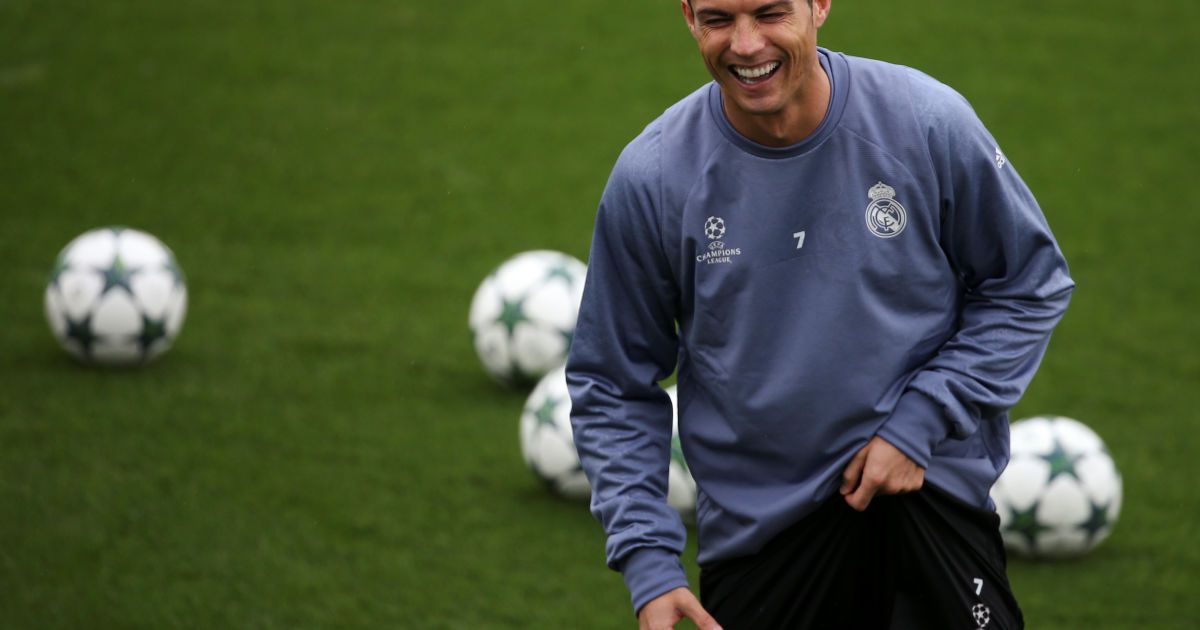 "Баварія" потролила Роналду за фотографію в пальто з голим торсом