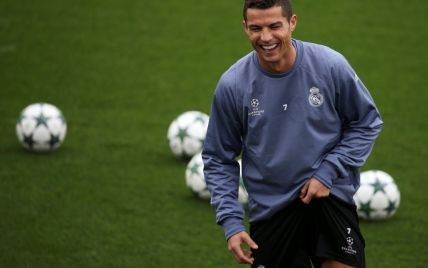 "Бавария" потроллила Роналду за фотографию в пальто с голым торсом