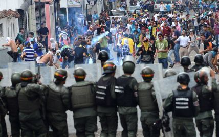 На тлі протестів та кризи у Венесуелі президент Мадуро пообіцяв на 40% підвищити мінімальну зарплату