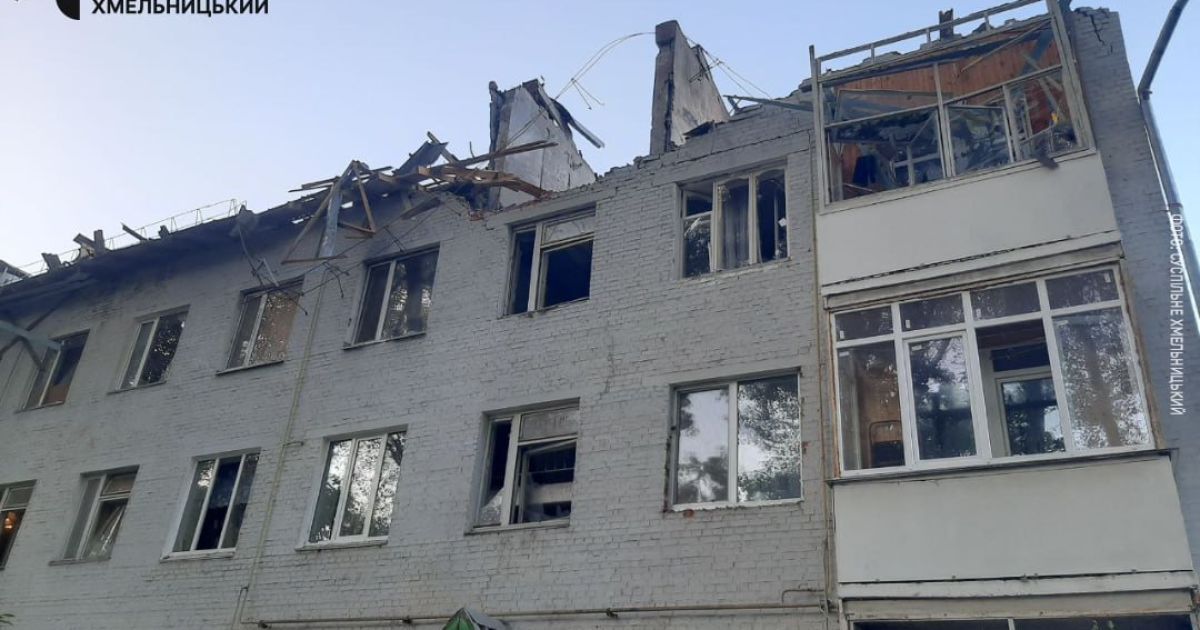 Пошкоджений житловий будинок у Хмельницькому після атаки БПЛА. ФОТО: Суспільне Хмельницький
