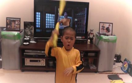 В Сети набирает популярности видео, на котором 5-летний мальчик ловко копирует технику Брюса Ли