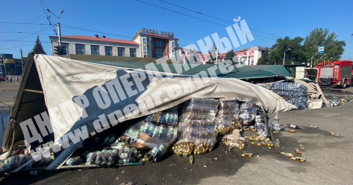 Гальма відмовили: у Дніпрі на повній швидкості перекинулась фура з пивом