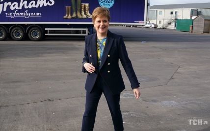 В сине-желтой цветочной блузке: первый министр Шотландии выступила перед прессой
