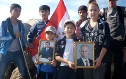 Таджики встановили портрет Путіна на вершині гори