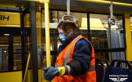 Дезинфекция и мытье спецрастворами: как в общественном транспорте Киева борются с распространением инфекций