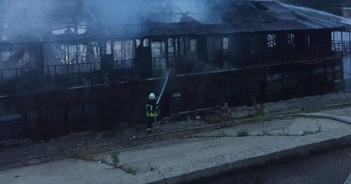 В Киеве сгорела двухэтажная баржа площадью 60 квадратных метров