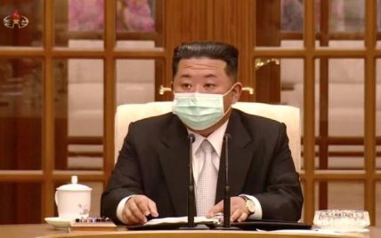 У Північній Кореї смертельний спалах COVID-19: Кім Чен Ин вперше одягнув маску