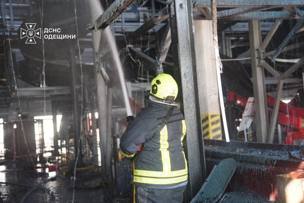 Наслідки атаки на термінал «Нової пошти» в Одеській області 31 серпня / © ДСНС