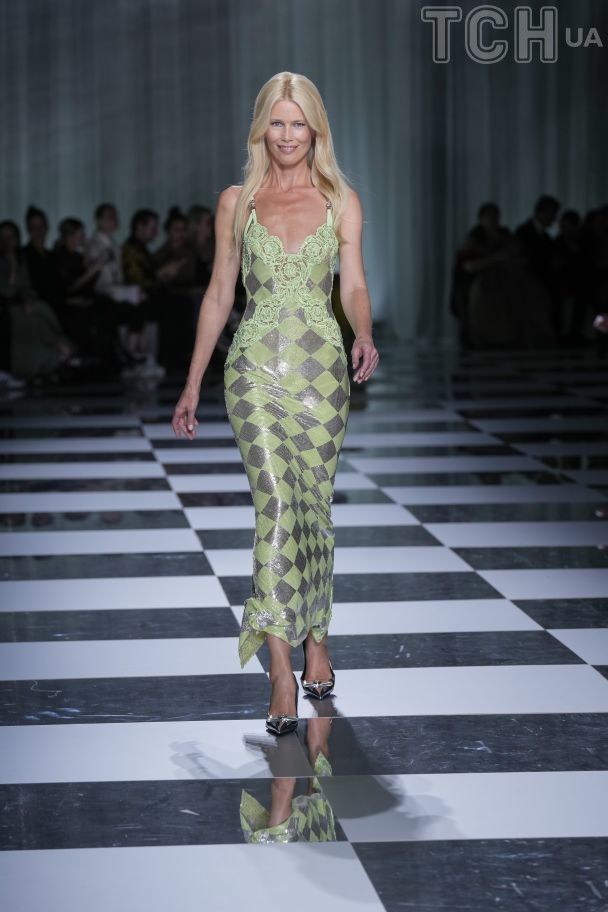 Модный дом Versace презентовал коллекцию весна-лето 2024 в Милане ...
