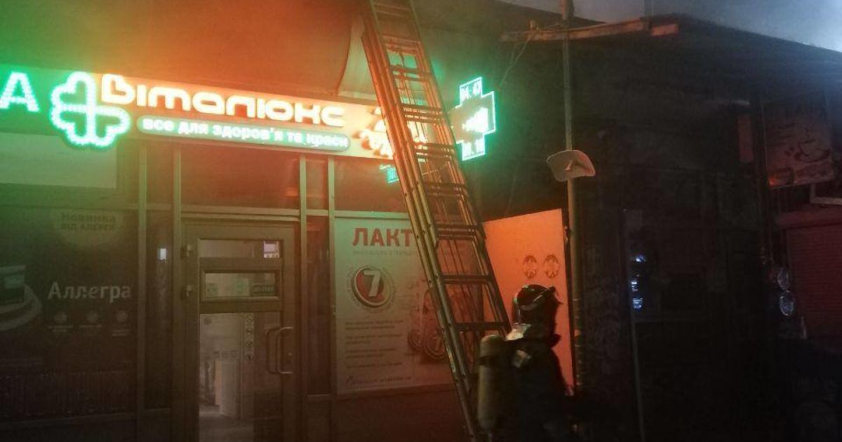У Києві на вокзалі горіли кіоски / © dsns.gov.ua